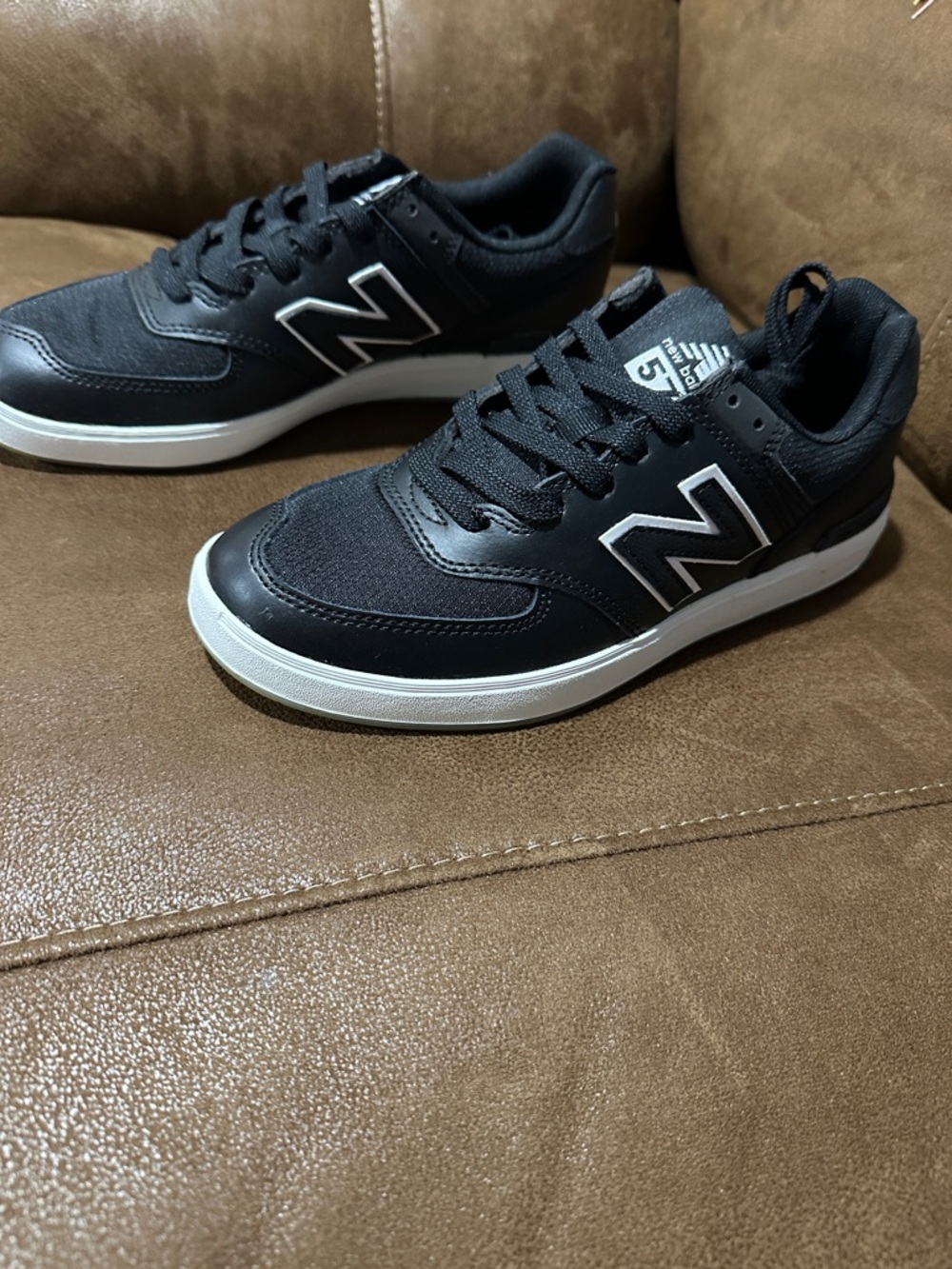 NWT men’s New Balance size 5 black and white 574